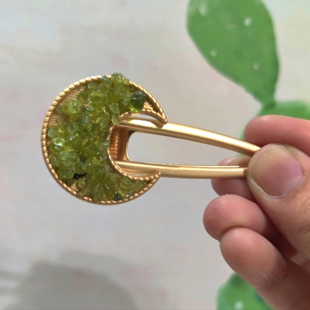 Small hair clips in different material and shape